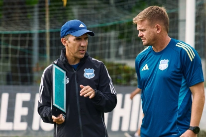 Cristian Nasuti (d) asume como director técnico interino tras la salida de Vicente Sánchez (i) en Emelec.