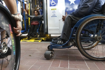 La AMT habilitó el registro para vehículos que transportan personas con discapacidad y que podrán circular durante el Pico y Placa en Quito.