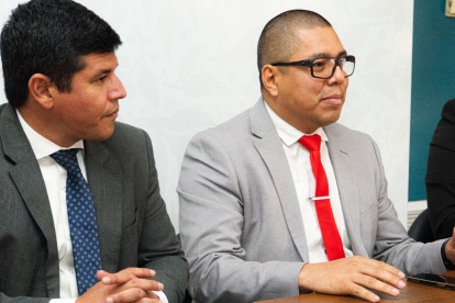 Íder Morán Caicedo (derecha) fue presentado como presidente de la Comisión Interventora y de Fortalecimiento Institucional (CIFI), nombrada por el CES.