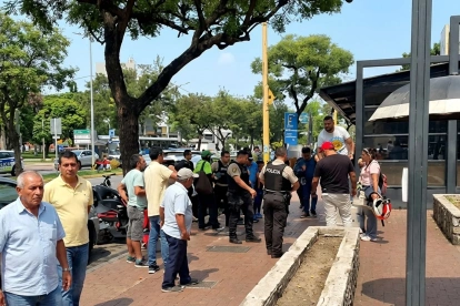 Imagen referencial. Un ciudadano se salvó de ser asaltado tras salir de un banco en Urdesa.