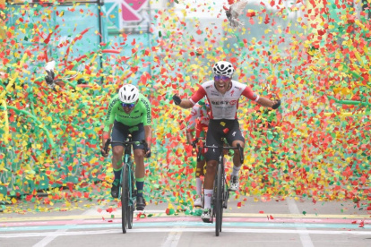El ciclista colombiano César Guavita (d) se coronó como campeón de la Vuelta Bnatrab en Guatemala, la que fue su primera competencia como parte del equipo Best PC Ecuador.