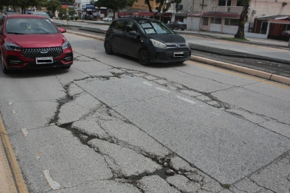Las grietas en la calzada afectan la movilidad en un tramo de Guayacanes.