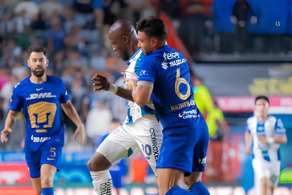 Enner Valencia (i.) durante el partido contra Pumas.