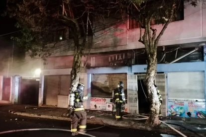 El Cuerpo de Bomberos de Quito atendió una emergencia por un incendio estructural ocurrido en las calles Venezuela y Buenos Aires, en el sector América.