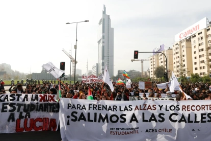 Estudiantes chilenos captados este 14 de mayo al protestar en contra de los recortes económicos ejecutados por el Gobierno de José António Kast, en Santiago de Chile.