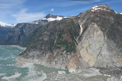 Deslizamiento de tierra ocurrido el 10 de agosto de 2025, en la desembocadura del glaciar South Sawyer hacia el fiordo Tracy Arm, al sureste de Alaska.