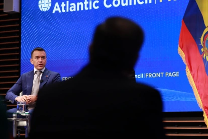 Daniel Noboa interviene en un panel del Atlantic Council en Washington, en medio de protestas por su visita.