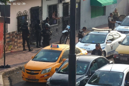 En el suroeste de Guayaquil se capturó al sujeto que manejaba este taxi en el que habrían llegado los sicarios que asesinaron a dos personas en Playas.