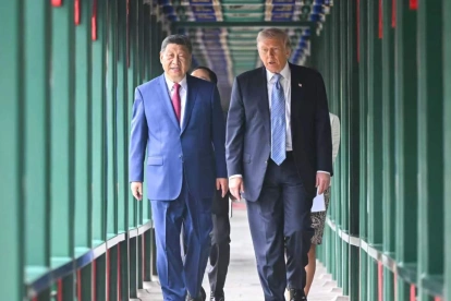 El presidente chino Xi Jinping junto al presidente estadounidense Donald Trump dando cierre a su encuentro en China.