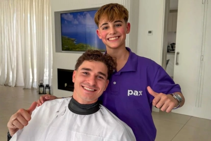 Gael Bajo, adolescente de 14 años de San Miguel, Argentina, logró cumplir el sueño de cortar el cabello al futbolista Julián Álvarez.