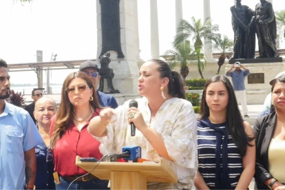Según la fundación Malecón 2000, el evento fue espontáneo, pero en la convocatoria hasta usaron un podio.