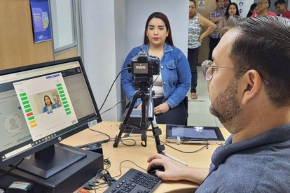 Ciudadano realiza el registro fotográfico en una agencia del Registro Civil para obtener la cédula en Ecuador