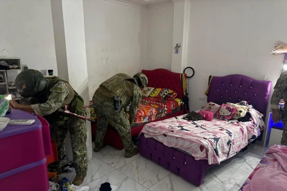 Personal de las Fuerzas Armadas realizó el allanamiento a la vivienda. En el procedimiento hallaron un centro clandestino de monitoreo a barrios de La Fragata.