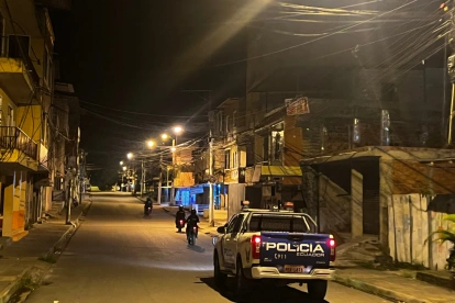 Patrullaje policial en las calles durante el toque de queda nocturno en Ecuador, vigente hasta el 18 de mayo de 2026.