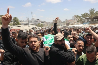 Varias personas recorrieron las calles de la Ciudad de Gaza con el cuerpo de Ezedin Al Hadad.