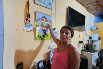 Dora Ramírez, madre del Angulo tiene un ‘altar’ dedicado al futbolista en el barrio Central de Quinindé.