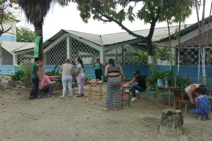 Padres de familia reparan y acondicionan las bancas escolares que usarán sus hijos durante el año lectivo.