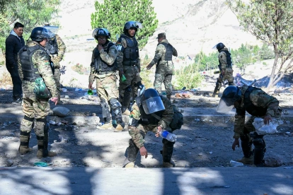 Agentes policiales durante las protestas en Bolivia.