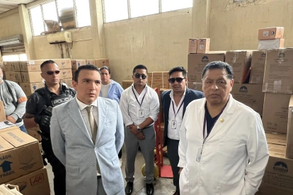 Djalmar Zambrano Vera, nuevo director provincial de Salud del Guayas, junto al ministro Jaime Bernabé durante una inspección en hospitales de la provincia.