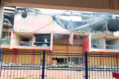 El humo que salió desde la infraestructura del centro comercial generó alarma en el sector.