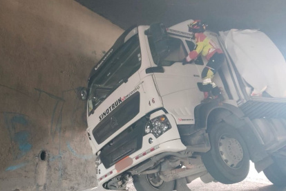 El camión chocó y se quedó virado debajo del paso a desnivel de San Blas, en el centro de Quito.