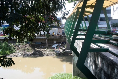 En las orillas del río Milagro hay diversidad de desechos, que muestran la falta de control.