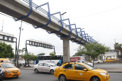 La avenida 25 de Julio, en el sur guayaquileño, recibe un alto flujo vehicular a diario. Desde los pasos peatonales es posible ver ese caos vial que suele formarse y que dificulta el paso a los peatones.