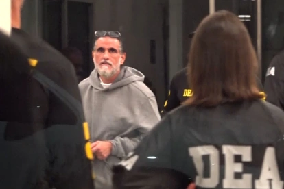 Captura de video de Alex Saab escoltado por agentes de la DEA a su llegada este sábado 16 de mayo, al aeropuerto de Opa-locka, en el condado de Miami-Dade (EE.UU.)