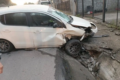 En Guápulo, un vehículo perdió pista y terminó encunetado. Una persona resultó herida.
