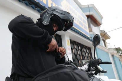 Armas semiautomáticas decomisadas en operativos policiales reflejan el aumento de armamento en circulación en Ecuador.
