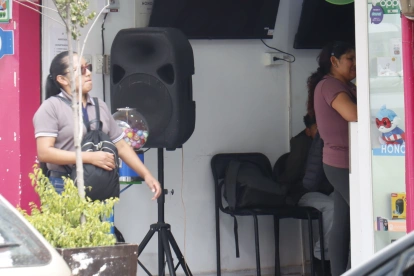 En varios negocios de Tumbaco, los parlantes están camuflados entre los productos, mientras otros quedan expuestos y aumentan el ruido en el sector.