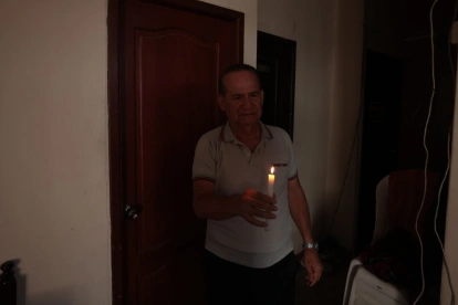 Usar velas para contrarrestar la falta de energía eléctrica se ha vuelto constante en Guayaquil debido a los continuos e imprevistos apagones.