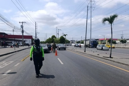 Un agente de tránsito durante el operativo ejecutado este domingo 17 de mayo en la vía Perimetral, junto a la isla Trinitaria, sur de Guayaquil.