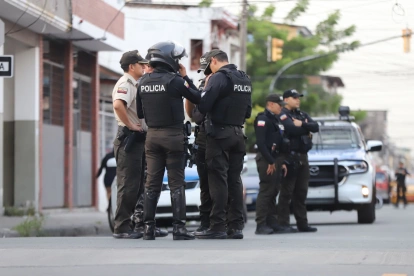 Hasta el lugar del asesinato llegaron policías y militares.