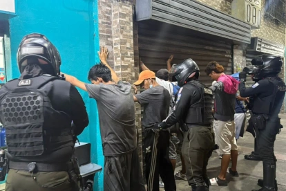 Ecuador reporta 3.422 detenidos desde 3 mayo por controlar crimen durante toque de queda nacional.