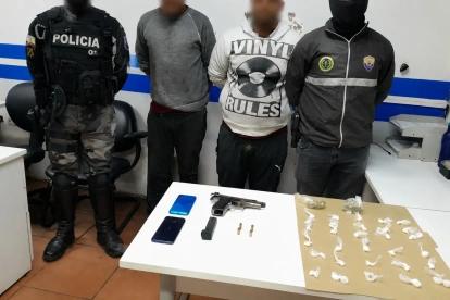 Alias “Gordo” y “Huevo” fueron detenidos con armas y droga tras un allanamiento en Solanda, sur de Quito.