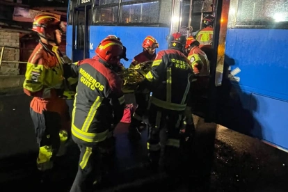 Según los bomberos, el bus se impactó contra un muro en Chillogallo, en el sur de Quito.