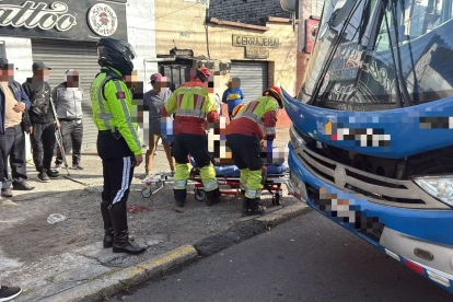 Personal de emergencia atendió a una mujer atropellada en la av. Mariscal Sucre, en el sur de Quito.