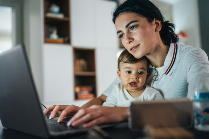 La maternidad continúa representando un desafío para miles de mujeres ecuatorianas que intentan mantener estabilidad laboral mientras enfrentan procesos de crianza.