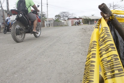 Referencial.Cinta policial delimita la zona en Chone, Manabí, donde se reportó la masacre que dejó cuatro víctimas mortales.
