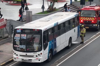 La emergencia en el bus de transporte urbano ocurrió en la avenida Francisco de Orellana, a la altura de la calle José Santiago Castillo.