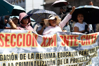 Maestros de la Coordinadora Nacional de Trabajadores de la Educación (CNTE) protestan en Ciudad de México (México).