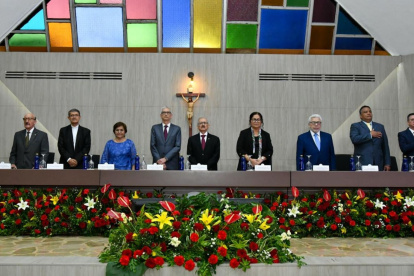 La Universidad Católica de Santiago de Guayaquil celebró su aniversario 64 con una sesión solemne en la que autoridades destacaron la transformación tecnológica.