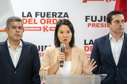La derechista Keiko Fujimori (c), candidata a la Presidencia de Perú, habla este 17 de mayo de 2026, en una rueda de prensa, en Lima (Perú).