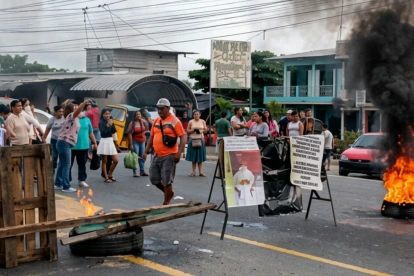 Madres de familia protestaron con quema de llantas por los daños sanitarios en una escuela de Puente Lucía.
