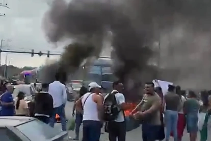 Padres bloquean la vía a Daule con quema de neumáticos, exigiendo mejoras en una escuela de Guayaquil.