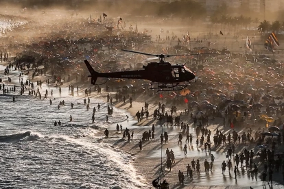 Un helicóptero de bombeiros marítimos realizando un rescate en la playa de Leme, Rio de Janeiro (Brasil) en plena ola de calor.
