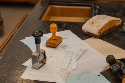 En nuestra burocracia, la creación de requisitos y condiciones no previstos en la ley, a veces parece más una expresión de crear dificultades para luego vender soluciones.