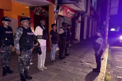 Toque de queda en Esmeraldas dejó 123 detenidos durante operativos policiales.