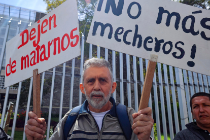 Pacientes y ciudadanos protestan en la Amazonía contra el abandono estatal, con carteles que denuncian la contaminación por mecheros.